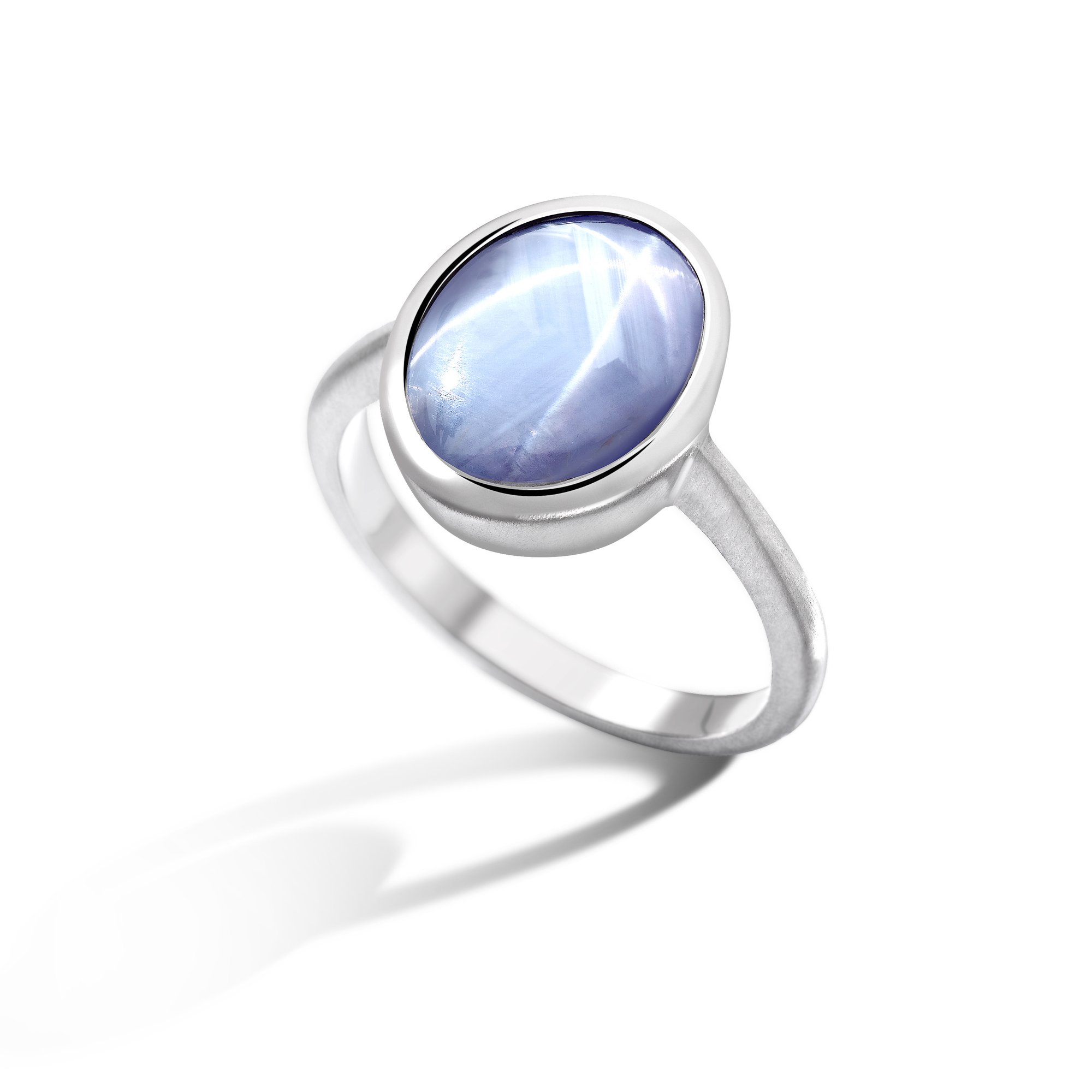 Oval Star Sapphire ring in 18ct White Gold